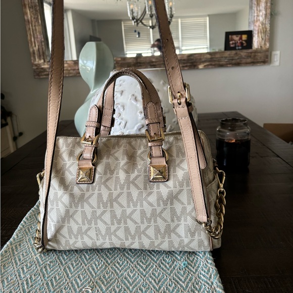 COPY - Michael Kors Logo Bag - Picture 6 of 7